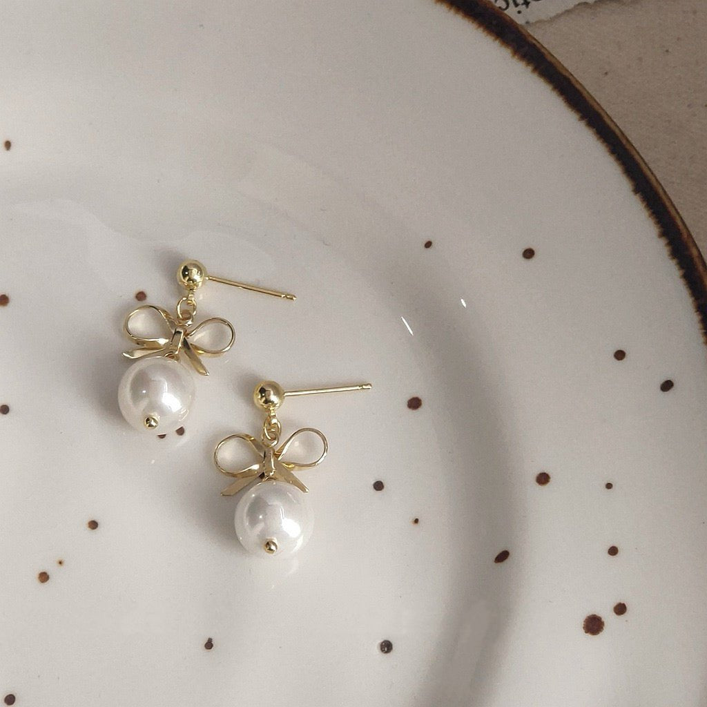 Bow and Pearl Earrings - Hypoallergenic - Abbott Atelier
