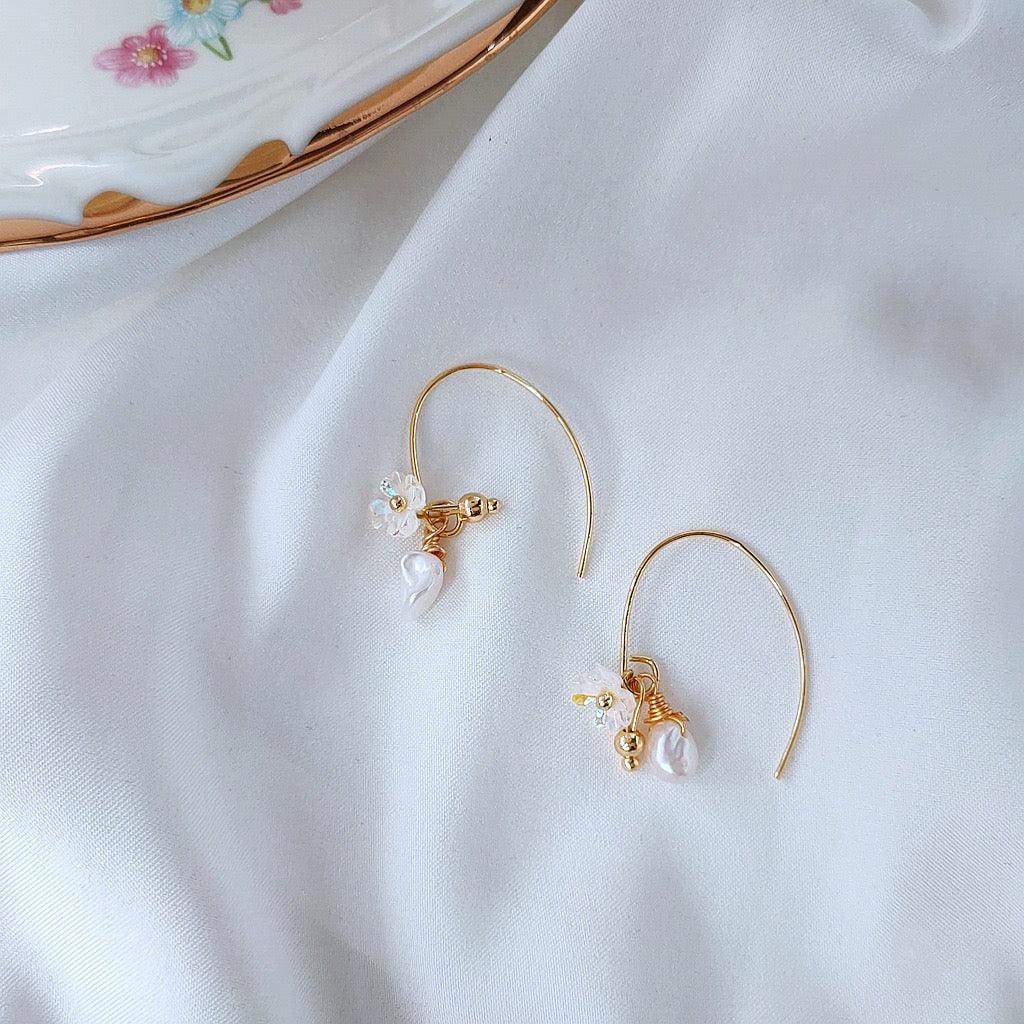 Flower & Pearl Earrings - Lisa - Gold - Plated - Abbott Atelier